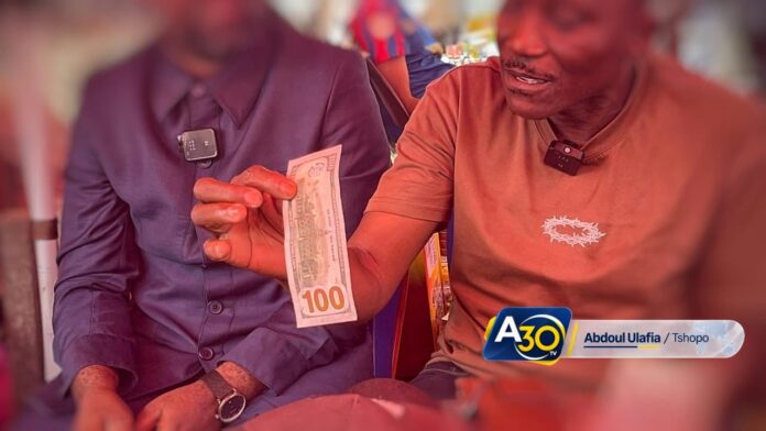 Des billets de 1 et 5 dollars américains posés sur un comptoir de change, certains portant des cachets et des traces de stylo