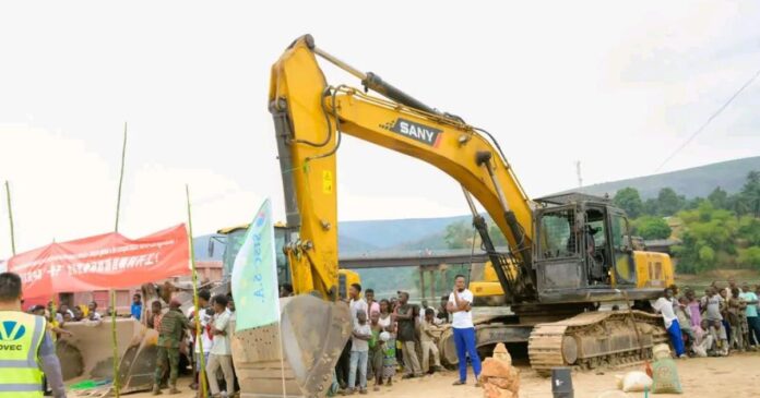 Chantier du nouveau pont de 283 mètres sur la rivière Kwango avec engins de construction et ancien pont métallique