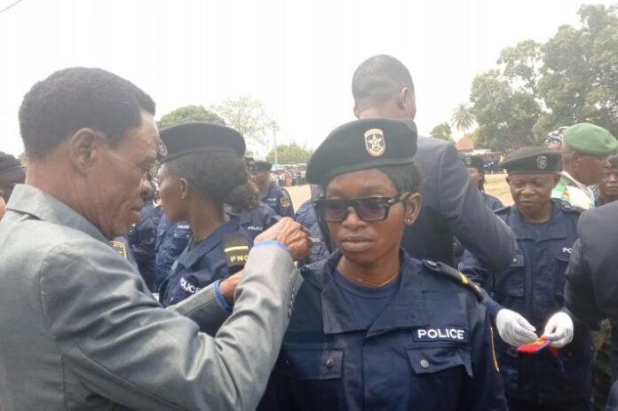 Policiers en uniforme rassemblés sur la tribune du camp à Kikwit pour une cérémonie de promotion
