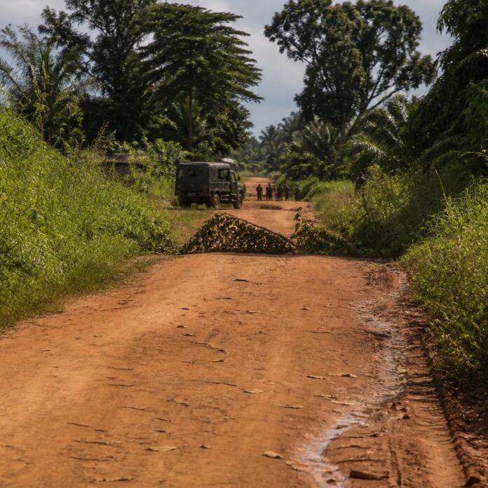 Véhicules et soldats des FARDC déployés sur une route de terre à Kahundji, dans le Kwilu, après un conflit foncier meurtrier