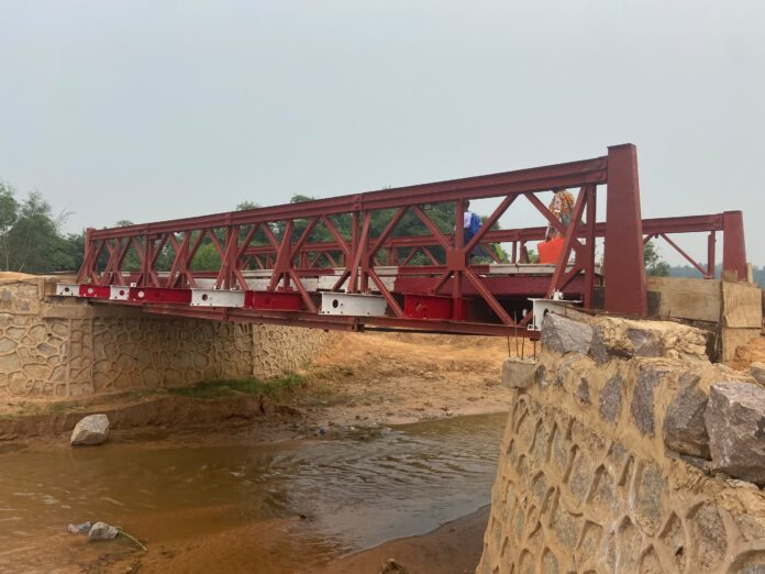Pont sur la rivière Nganza entre les quartiers Kamayi et Muimba à Kananga