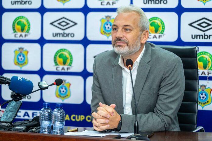 Micros et ballon de football dans la salle de presse de la Fécofa à Kinshasa avant les éliminatoires de la CAN 2027