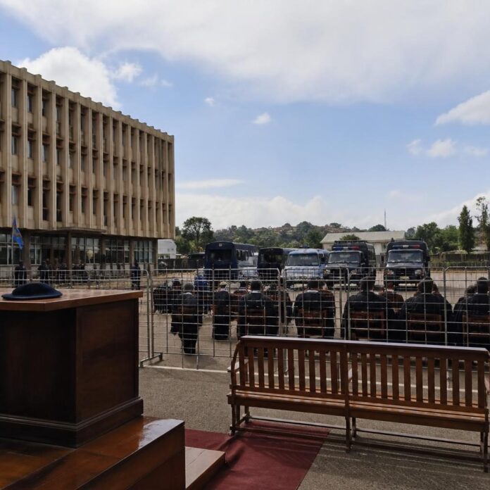 Parking de l’Hôtel de Ville de Lubumbashi aménagé en salle d’audience foraine, avec dispositif de sécurité et assistance
