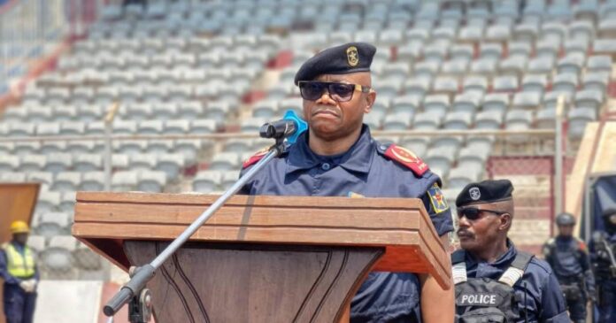 Agents de police et véhicules déployés dans une avenue de Lubumbashi, ambiance de vigilance renforcée