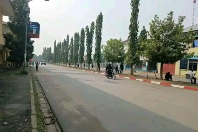 Des policiers et militaires déployés dans une artère de Kindu, devant des bâtiments administratifs, après l’interdiction des manifestations
