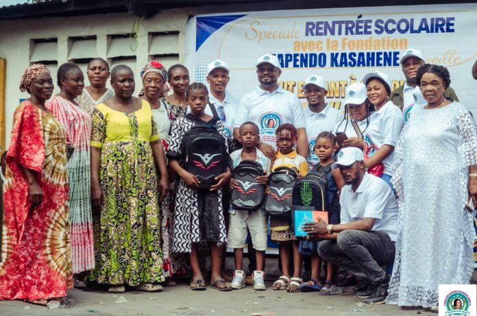 Fournitures scolaires offertes à des enfants orphelins dans un orphelinat à Masina