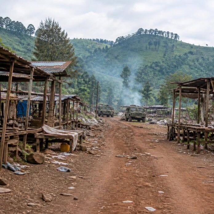 Vue d’une localité rurale du Masisi, au Nord-Kivu, avec des positions militaires et des véhicules des FARDC après les combats