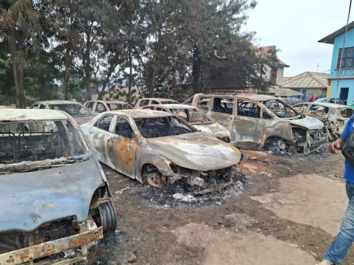 Véhicules calcinés dans la cour de la maison communale à Matadi après des violences