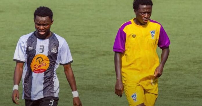 Joueurs du TP Mazembe en bleu et blanc célébrant sur la pelouse du stade Kamalondo