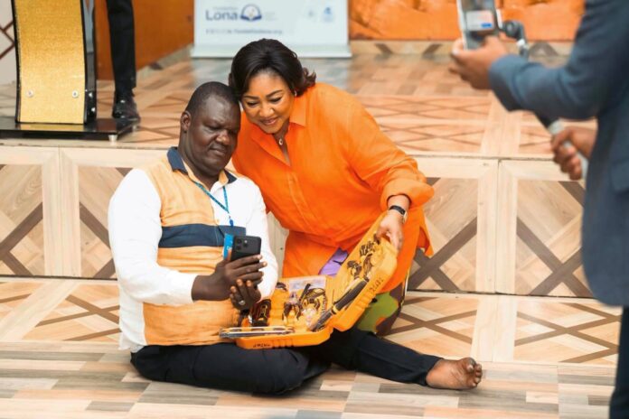 Une table couverte de kits professionnels, avec des personnes en arrière-plan lors d'une cérémonie à Mbuji-Mayi