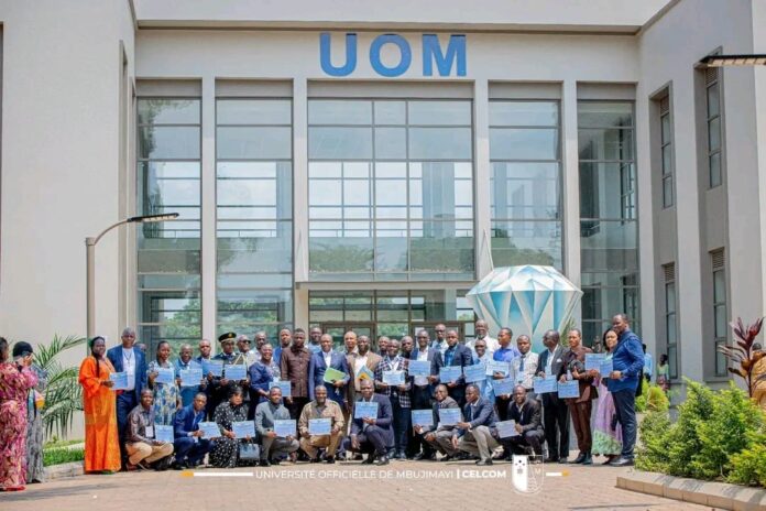 Des médecins et formateurs réunis dans un amphithéâtre universitaire lors d’une cérémonie de remise de certificats en échographie