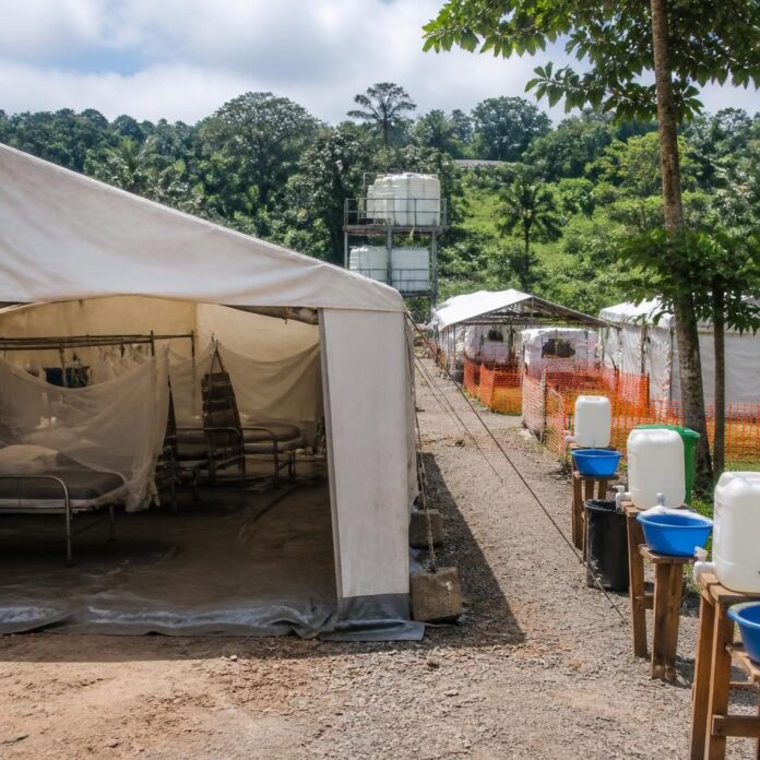 Centre de traitement du choléra à Popokabaka avec lits médicalisés et équipement d'hygiène