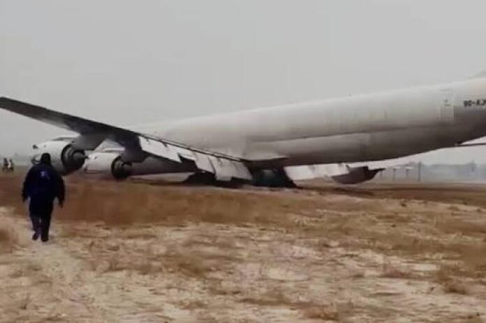 Avion-cargo immobilisé en bout de piste de l'aéroport de N'djili, Kinshasa
