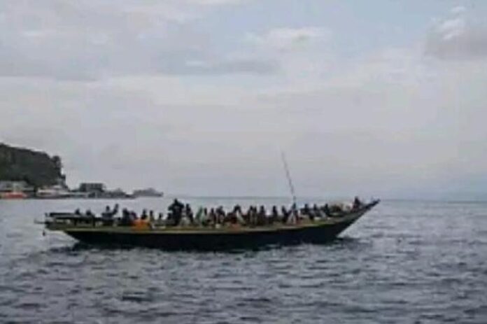 Villageois et passagers retirant des corps des eaux du lac Kivu après le naufrage près de l’île d’Idjwi