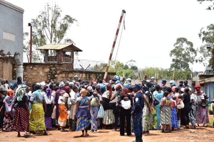 Des retraités et des veuves assis devant les bureaux de l’ONATRA à Matadi, dans une ambiance de protestation pacifique