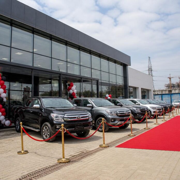 Véhicules Tata et Mahindra exposés dans le nouveau showroom de Panafrique Motors à Limete, Kinshasa