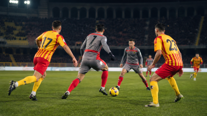 Joueurs anonymes lors d’un match de Coupe d’Italie sous les projecteurs