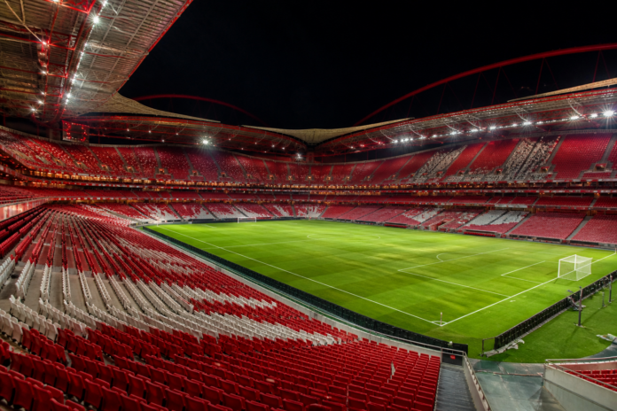 Illustration editoriale d un grand stade lisboete apres la victoire 2-1 de Benfica contre Estoril.
