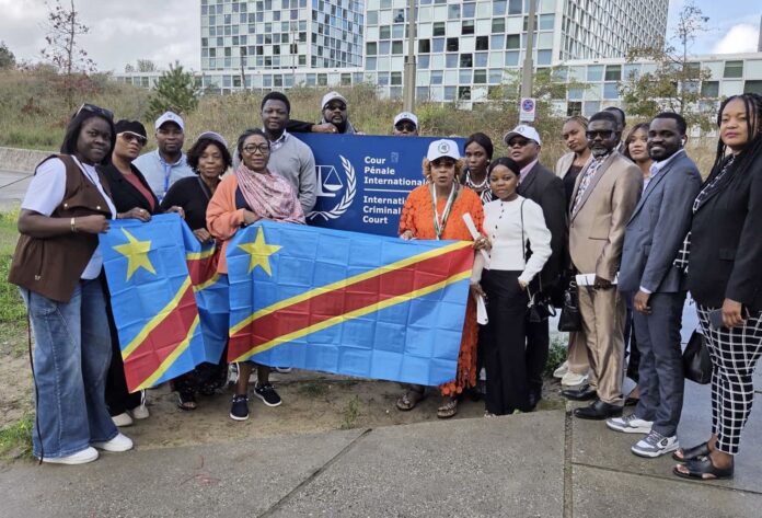 Siège de la Cour pénale internationale à La Haye avec drapeaux internationaux