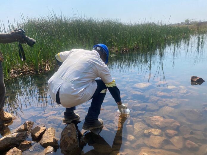 Experts et autorités prélèvent des échantillons d'eau et de sol dans un village du Lualaba près des installations de TFM
