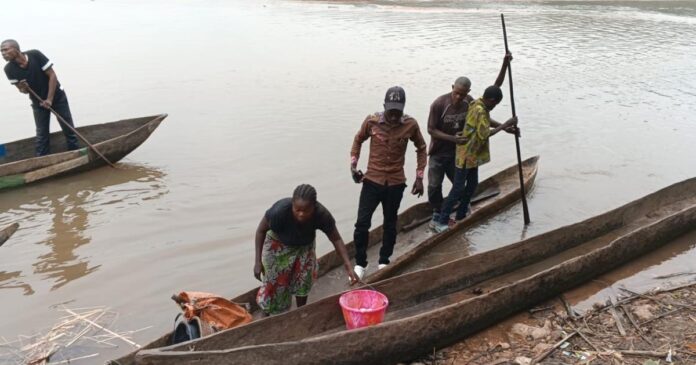 Pirogue de fortune transportant des passagers sur la rivière Kwango, près de Popokabaka, en l'absence du bac en panne