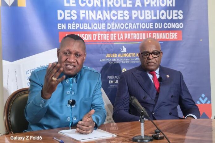 Table de conférence avec un ouvrage sur le contrôle des finances publiques, des documents et les couleurs de la RDC