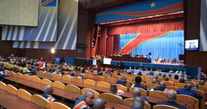Façade du Palais du Peuple à Kinshasa avec drapeaux congolais et dispositif institutionnel