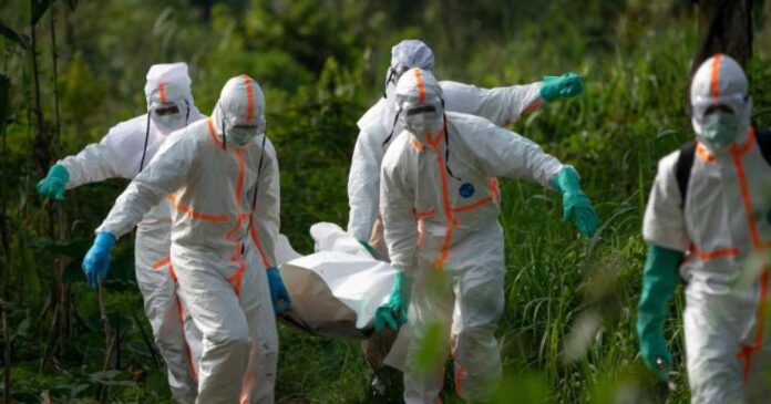 Centre de traitement Ebola en Ituri, avec du personnel en combinaison de protection intégrale