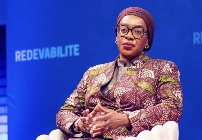 La ministre de la Culture Yolande Elebe Ma Ndembo lors d'un entretien dans un bureau avec des œuvres d'art congolaises