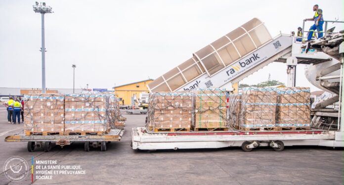 Cartons de fournitures médicales offertes par la Tanzanie pour la riposte contre Ebola en RDC