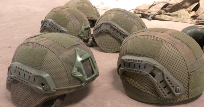 Position défensive des FARDC sur une colline brumeuse du Nord-Kivu, avec sacs de sable et véhicules militaires au loin