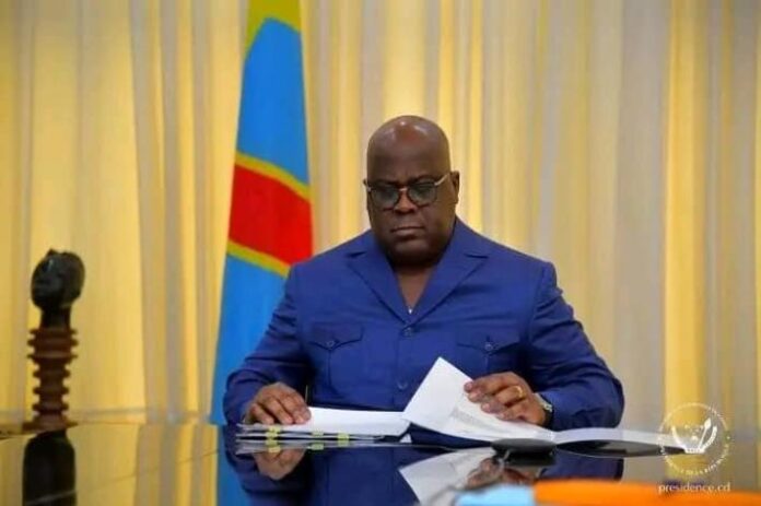 Bureau officiel avec documents d'ordonnance présidentielle et lingots d'or symbolisant DRC Gold Trading SA