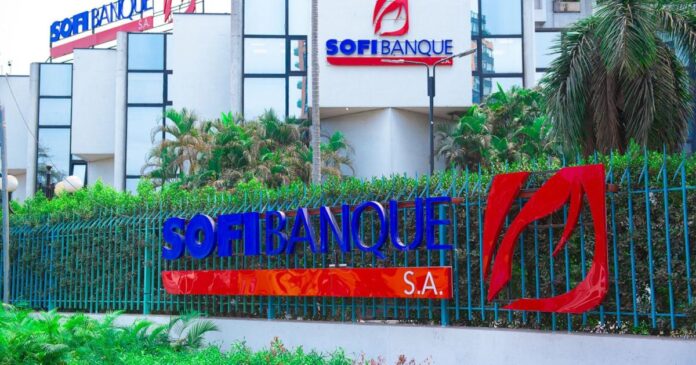 Façade moderne de banque avec écran affichant une courbe financière ascendante