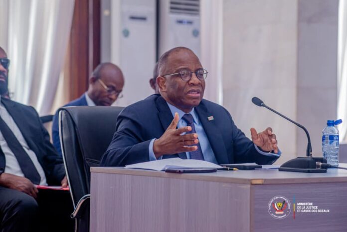 Bureau administratif à Kinshasa avec dossiers et tampon officiel, évoquant la suspension des inspections des associations et confessions