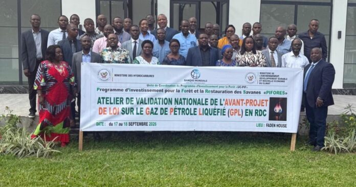 Salle de réunion à Kinshasa avec documents, bouteilles de gaz et une table de travail, illustration de la régulation du GPL