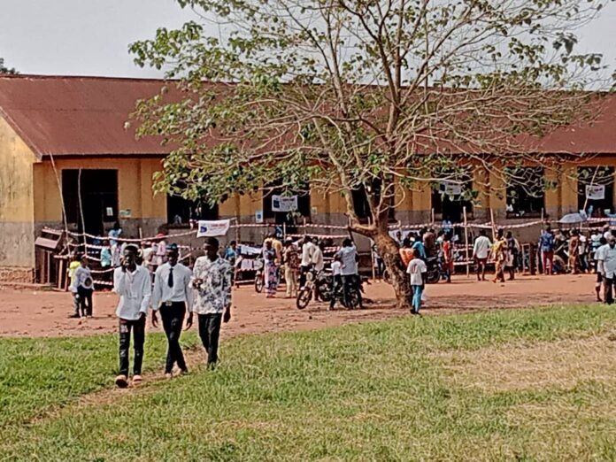 Bâtiment scolaire en construction inachevée dans une cour d'école à Gemena