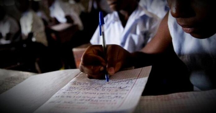 Élèves se lavant les mains devant une salle de classe à Kanyabayonga