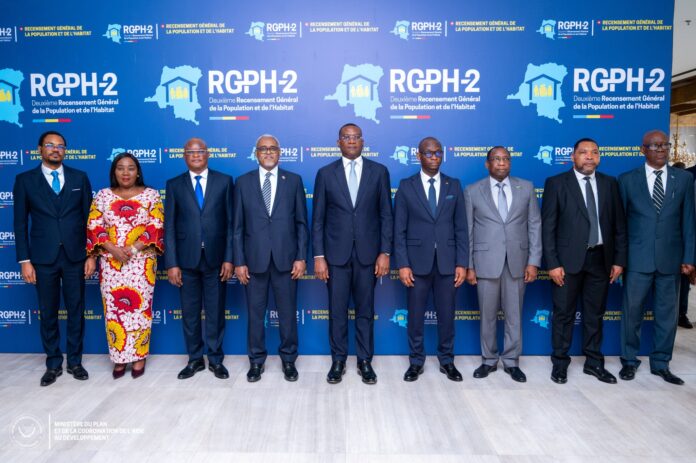 Réunion du ministre avec des diplomates, vue de dos, autour d'une table de conférence