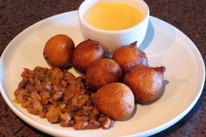 Table avec œufs, yaourt, soupe et saucisses pour un petit-déjeuner riche en protéines
