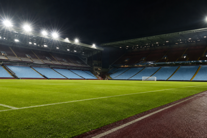 Illustration editoriale d un stade anglais sous les projecteurs apres la victoire 1-0 d Arsenal a Aston Villa.