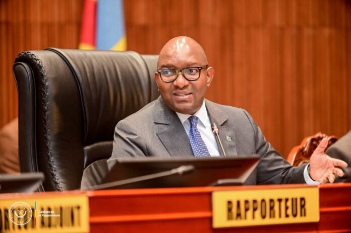 Salle des sessions du Sénat à Kinshasa avec pupitre, sièges et microphones, sans personne visible
