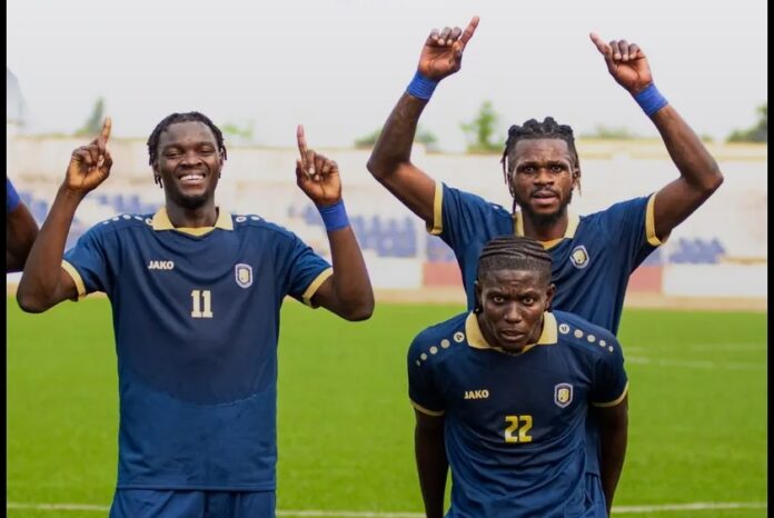 Joueurs en action sur la pelouse du stade Frédéric-Kibasa-Maliba à Kinshasa