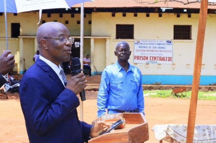 Sacs de farine empilés, matelas neufs et groupe électrogène devant le bureau administratif de la prison d'Angenga