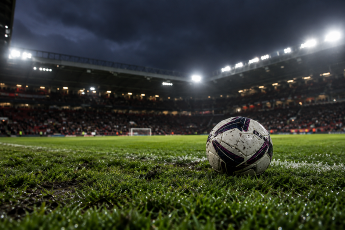 Ballon de football sous les projecteurs d un stade anglais
