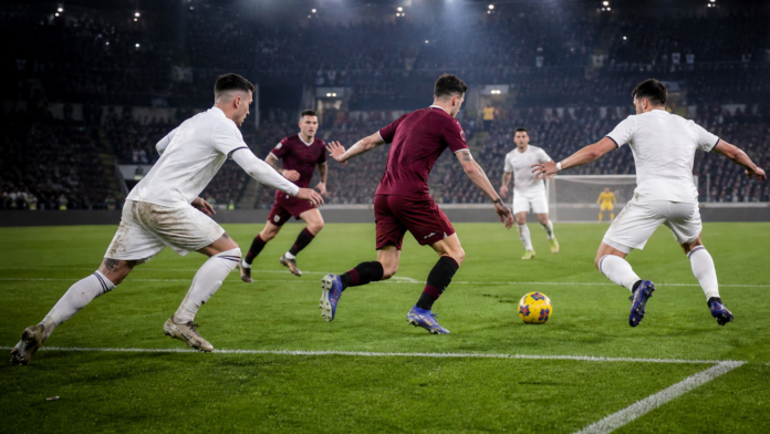 Joueurs anonymes lors d’un match de football italien en nocturne