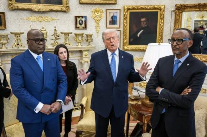 Salle de presse avec micros et drapeaux américains, évoquant une déclaration officielle sur la RDC et le Rwanda