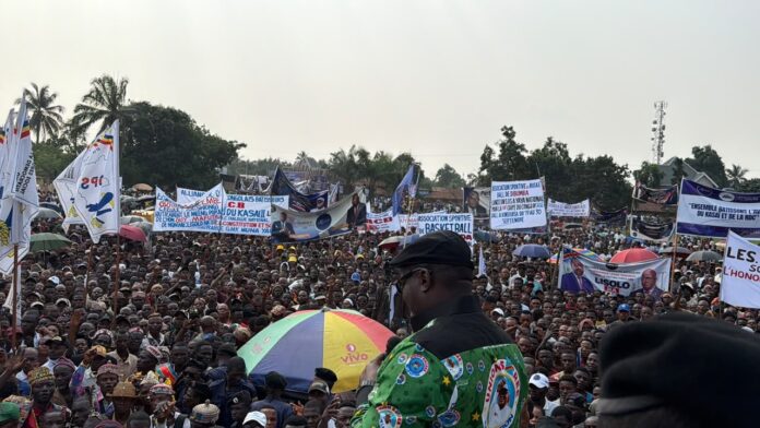 Foule au stade Muna Yala de Tshikapa lors du meeting politique de Guy Mafuta sur le dialogue national