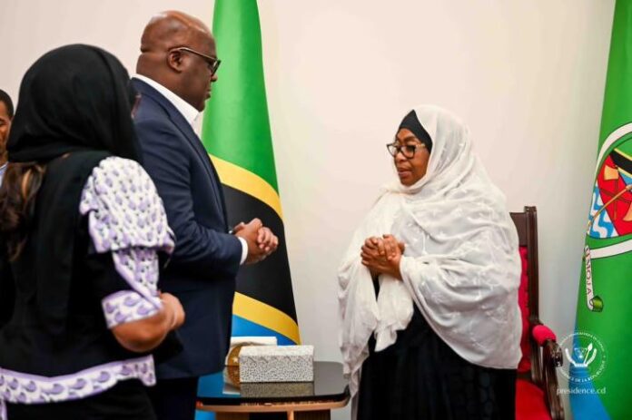Le président Félix Tshisekedi et la Première Dame Denise Nyakeru en recueillement à la résidence de Kizimkazi à Zanzibar