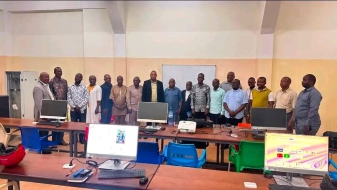 Participants à une session de formation sur les outils numériques dans une salle de l'Université Mapon à Kindu