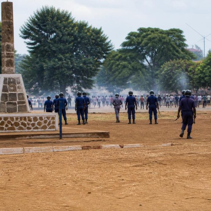 Police congolaise dispersant un attroupement de manifestants de la C64 près du monument de la révolution à Uvira